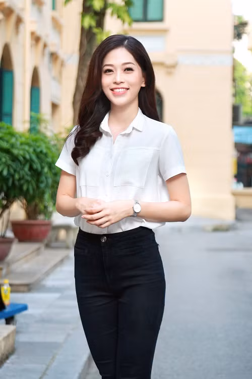 Chiều tối ngày 22/9, ngay khi đặt chân về đến Hà Nội trong sự chào đón của gia đình, Á hậu Bùi Phương Nga đã tham gia buổi thiện nguyện dành cho trẻ em tại bệnh viện Xanh Pôn.