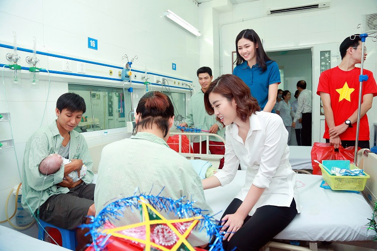 Ba người đẹp mang tới cho gia đình các bệnh nhân một niềm vui ấm áp tràn ngập sự sẻ chia.