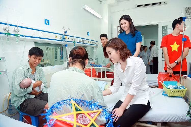 Ba người đẹp mang tới cho gia đình các bệnh nhân một niềm vui ấm áp tràn ngập sự sẻ chia.