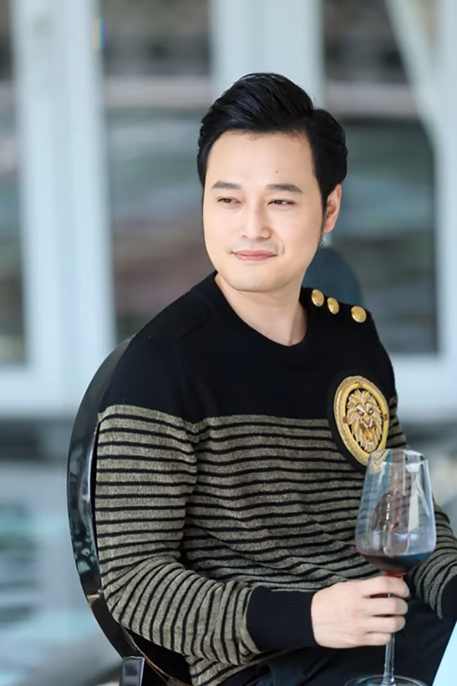 "Hoàng tử sơn ca" khẳng định anh có cuộc sống gia đình bình thường, rất cần tiền để ra sản phẩm âm nhạc.