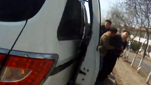 Zhang vật vã khóc lóc khi quay lại hiện trường tai nạn. Ảnh: AsiaWire