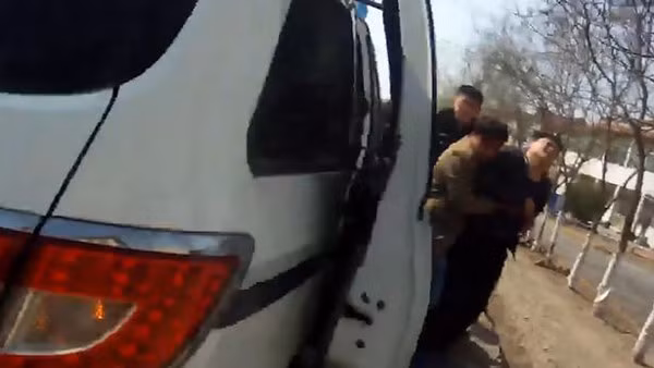 Zhang vật vã khóc lóc khi quay lại hiện trường tai nạn. Ảnh: AsiaWire