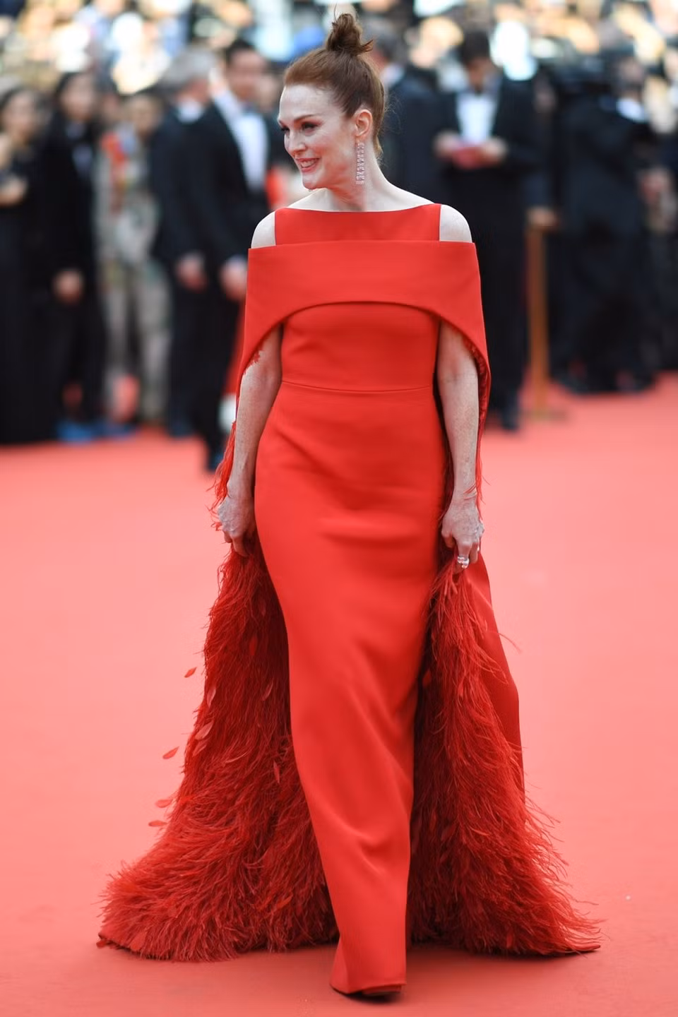 Minh tinh U60 Julianne Moore được khen trang nhã, tinh tế khi sải bước trên thảm đỏ tối 8/5. Nữ diễn viên tin tưởng vào sáng tạo đơn giản nhưng đạt hiệu quả cao của nhà mốt Givenchy. Kiểu tóc búi cao gọn gàng cùng bộ trang sức đẹp mắt giúp Moore hoàn thiện bộ cánh.