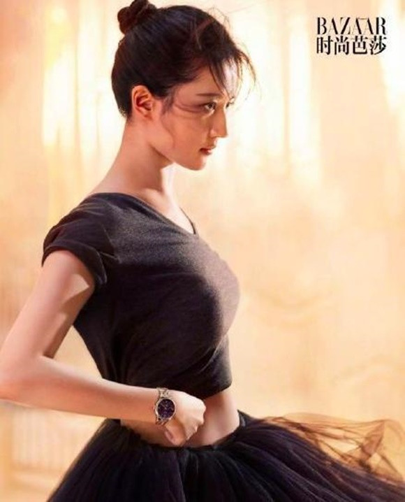 Trong những bức ảnh đã qua chỉnh sửa, Lưu Diệc Phi trông vô cùng xinh đẹp và quyến rũ.