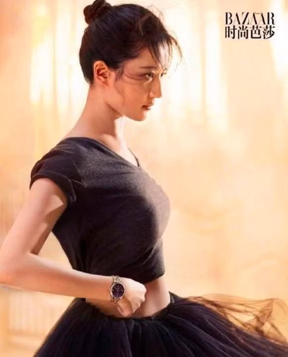 Trong những bức ảnh đã qua chỉnh sửa, Lưu Diệc Phi trông vô cùng xinh đẹp và quyến rũ.