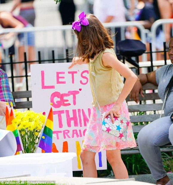 Được biết, Suri bán món đồ uống tươi mát của mình với giá 2 USD/ cốc. Một nguồn tin cho biết: "Cô bé rất ngọt ngào, ân cần, chúc mọi người một ngày vui vẻ và mỉm cười khi có bất cứ ai đi ngang qua. Rất ngọt ngào".