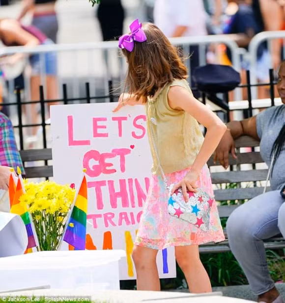 Được biết, Suri bán món đồ uống tươi mát của mình với giá 2 USD/ cốc. Một nguồn tin cho biết: "Cô bé rất ngọt ngào, ân cần, chúc mọi người một ngày vui vẻ và mỉm cười khi có bất cứ ai đi ngang qua. Rất ngọt ngào".