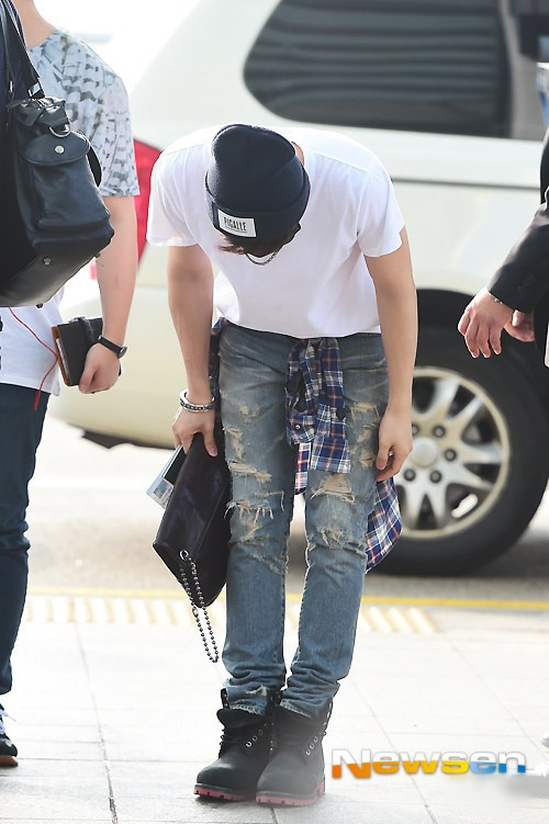 Cúi gập người 90 độ…