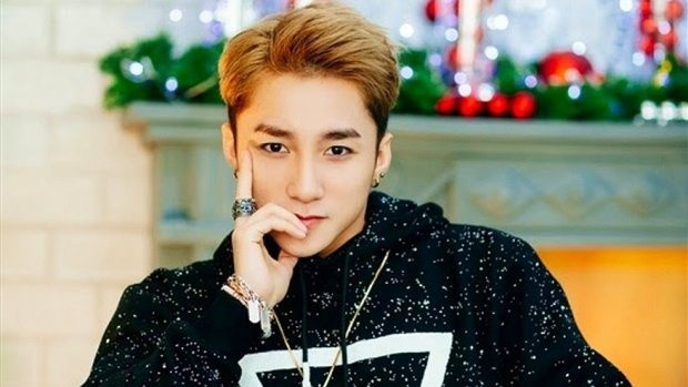 Lần đầu tiên tham gia lễ trao giải Làn sóng xanh năm 2015, ca sĩ được nhận 3 giải thưởng lớn với các Hit như Cơn mưa ngang qua, Nắng ấm xa dần, Chắc ai đó sẽ về… tại thời điểm này nam ca sĩ lăng xê nhiệt tình cho mái tóc nhuộm hồng.