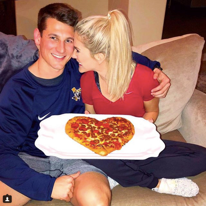 Valentine năm 2018, cả hai cùng nhau thưởng thức chiếc bánh pizza hình trái tim.