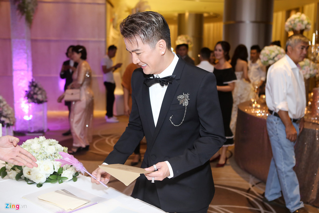 Đàm Vĩnh Hưng diện vest đen lịch lãm đến chúc mừng học trò. Sau cuộc thi Giọng hát Việt, anh nhiệt tình giúp đỡ Tố Ny trên con đường âm nhạc.