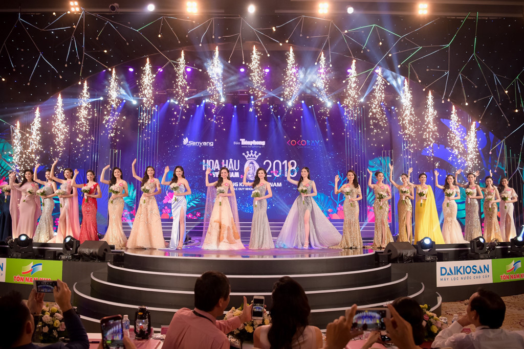 Top 19 vẫy chào khán giả sau khi được xướng tên trên sân khấu. Theo ban tổ chức, đây là kết quả hợp lý cho đêm chung khảo khu vực phía Nam. Mặt bằng thí sinh Hoa hậu Việt Nam năm nay khá tốt, dù có chiều cao không nổi trội và các số đo cũng còn khiêm tốn nhưng các cô gái có gương mặt đẹp và sáng.