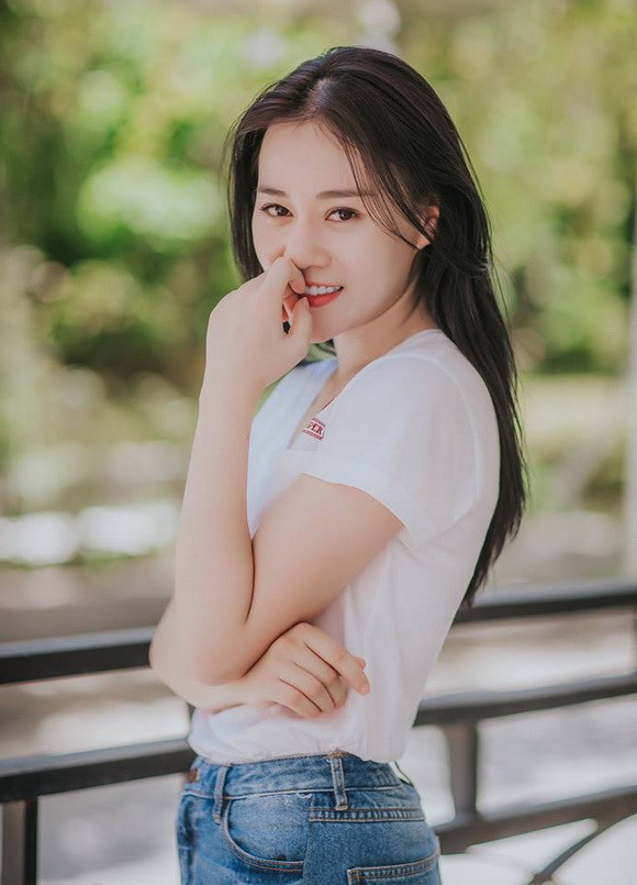 Trong loạt ảnh mới Phương Oanh gây chú ý với vẻ đẹp trẻ trung, như thiên thần.