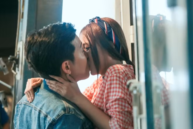 Cận cảnh màn hôn táo bạo của hot girl Sam dành cho bạn diễn.