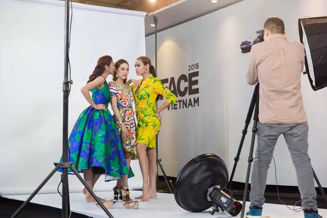 Chụp ảnh chung, Thanh Hằng và Võ Hoàng Yến phải bỏ giày cao gót để đứng cùng Minh Hằng. Ảnh: The Face Vietnam.