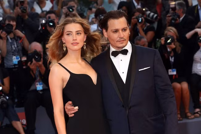 Amber Heard và Johnny Depp thời còn hạnh phúc.