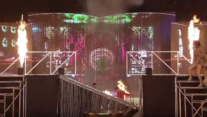 Sân khấu bất ngờ bị sập khiến khán giả thót tim...