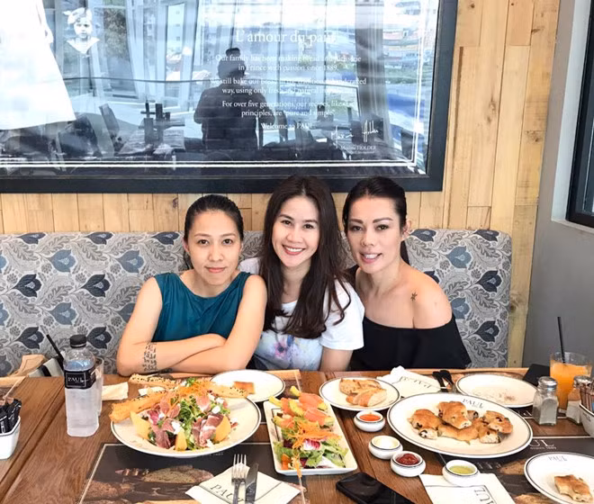 Vợ Phạm Anh Khoa vẫn vui vẻ bên bạn bè giữa tâm bão.