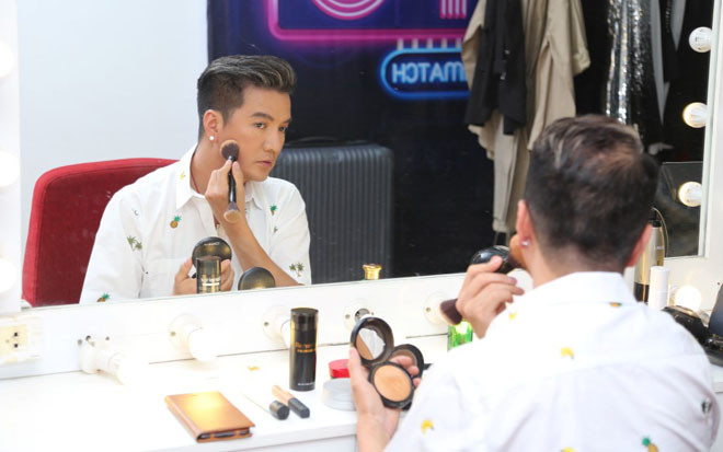 Thời gian gần đây, Mr. Đàm cũng thu hút không ít sự chú ý khi siêu xe Cadillac hơn 7 tỷ đồng để đi hát. Đây cũng là thương hiệu được lựa chọn hàng đầu của các nguyên thủ quốc gia trên thế giới vì độ an toàn, bền bỉ và có khả năng chống đạn tốt.