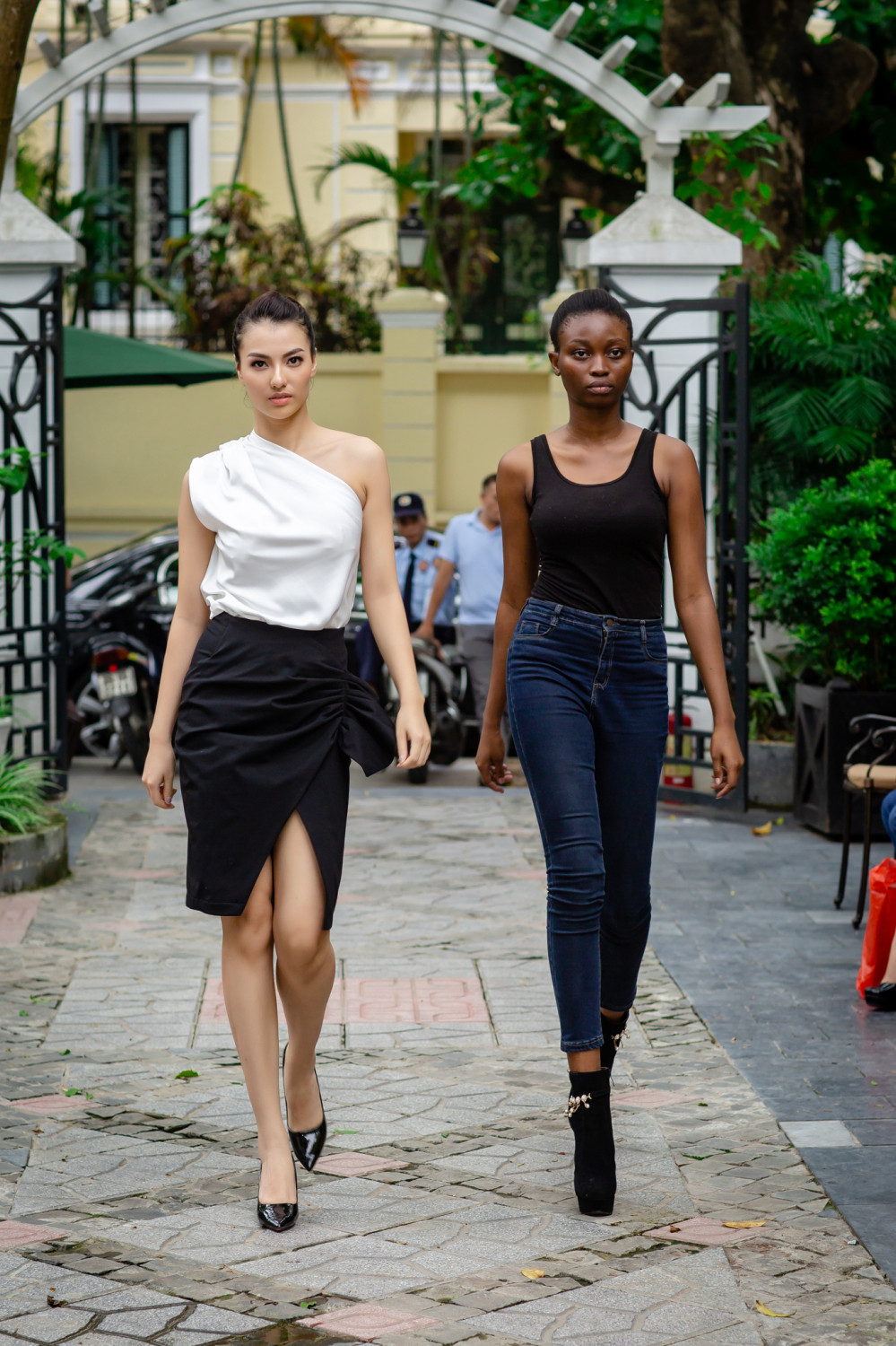 Tại buổi casting của NTK Hà Duy, người mẫu Hồng Quế chăm chú theo dõi các model trẻ thể hiện kỹ năng trình diễn. Cô cũng thị phạm cho đàn em, thậm chí còn đọ khả năng catwalk với một người mẫu Tây. Gần một năm chưa tái xuất sàn catwalk nhưng Hồng Quế vẫn chứng tỏ được phong độ ổn định qua từng bước đi và biểu cảm gương mặt cuốn hút.