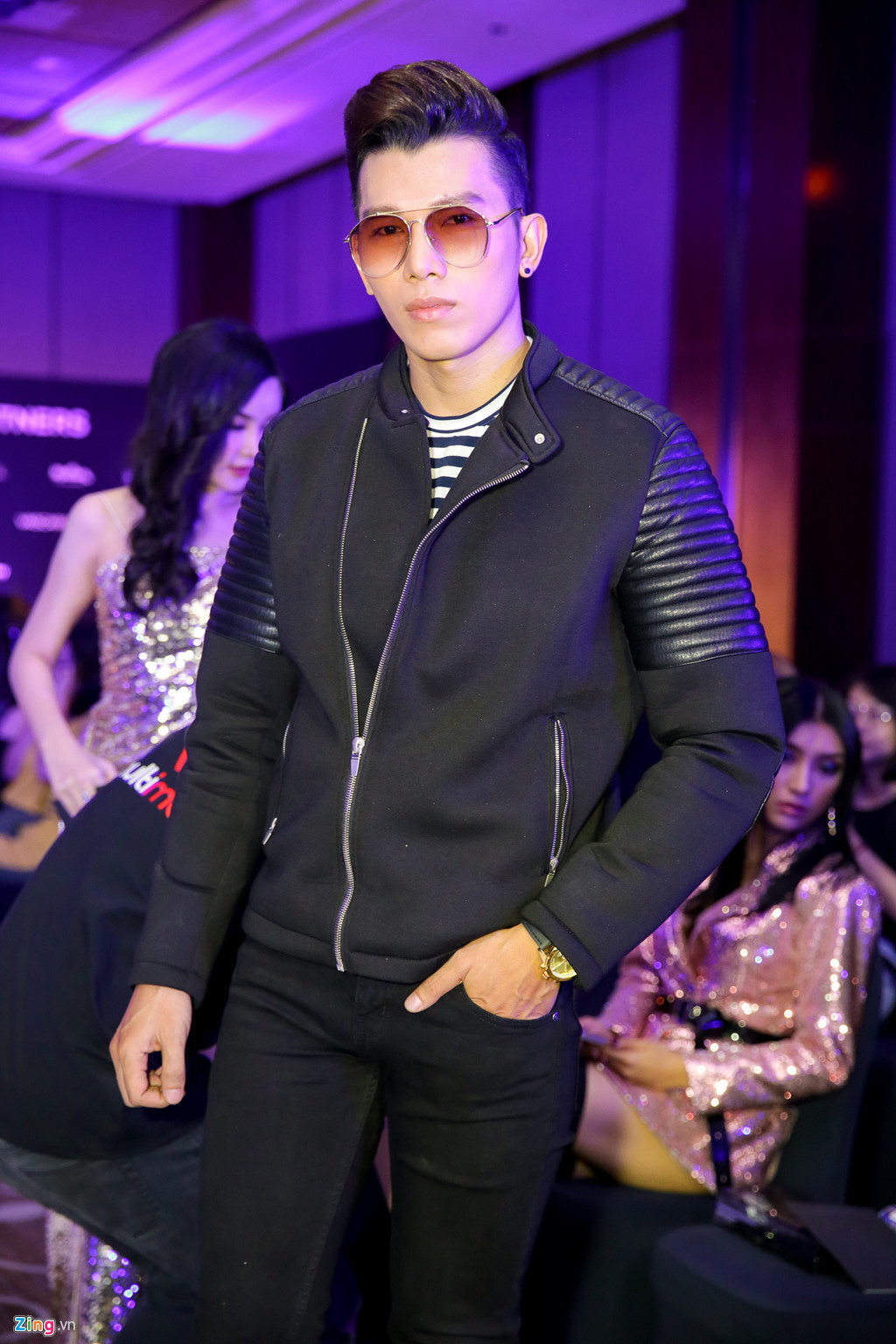 Buổi họp báo còn có sự xuất hiện của siêu mẫu Ngọc Tình. Anh nam tính với set đồ tông đen chủ đạo đi kèm áo thun kẻ ngang sắc trắng.