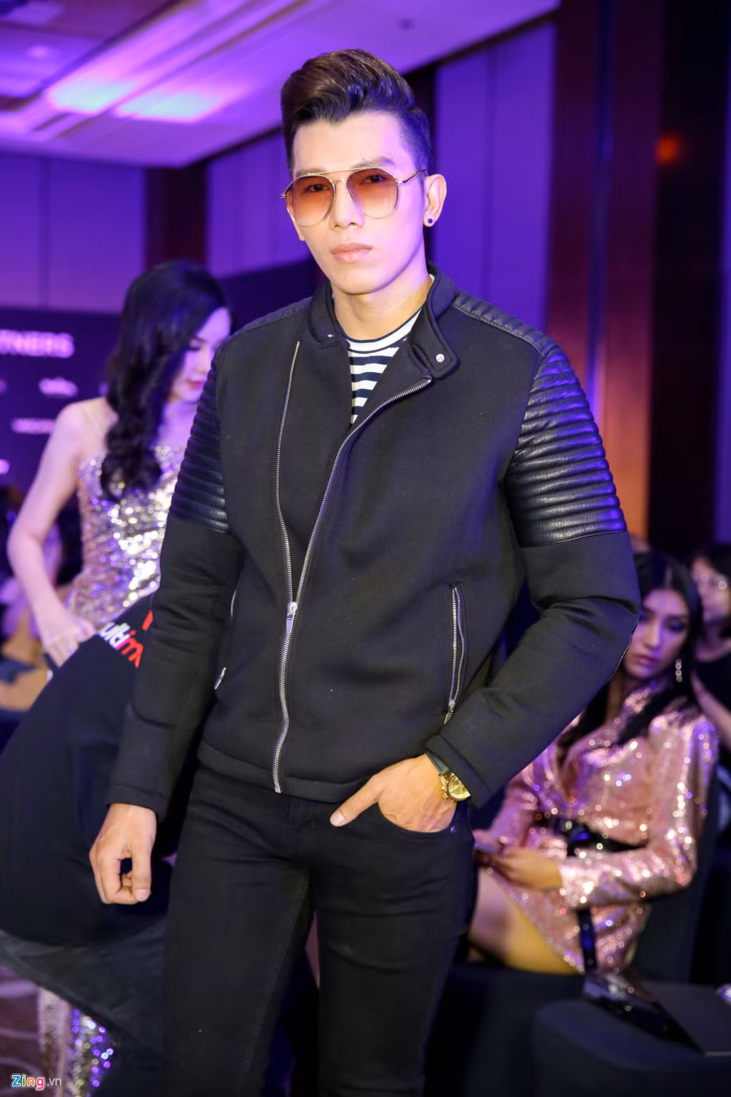 Buổi họp báo còn có sự xuất hiện của siêu mẫu Ngọc Tình. Anh nam tính với set đồ tông đen chủ đạo đi kèm áo thun kẻ ngang sắc trắng.