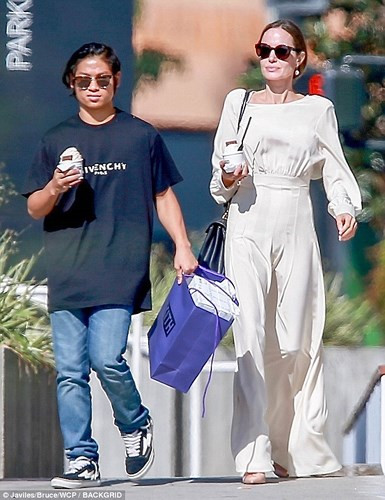 Trước đó, diễn viên Angelina Jolie cũng đi dạo phố cùng con trai Pax Thiên, 14 tuổi ở West Hollywood, California.