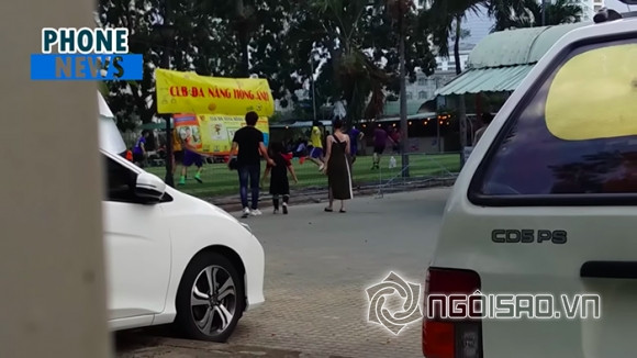 Tim diện áo thun đen đơn giản, còn Trương Quỳnh Anh diện đầm maxi và luôn đeo khẩu trang kín mít.