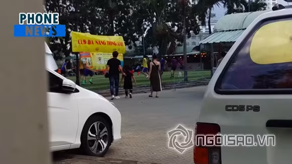 Tim diện áo thun đen đơn giản, còn Trương Quỳnh Anh diện đầm maxi và luôn đeo khẩu trang kín mít.