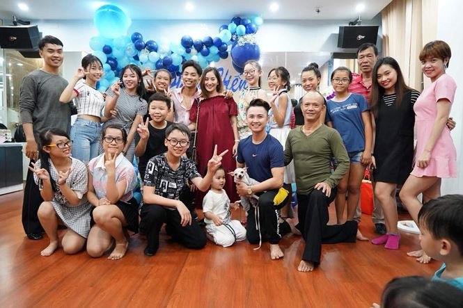 Bà mẹ bỉm sữa chia sẻ rằng chắc vì yêu chồng quá, Phan Hiển đã “chịu nhiều tính khí thất thường trong suốt quãng thời gian mang bầu và cả lúc sinh em bé” cũng như chạy đôn chạy đáo để vừa lo cho công việc vừa chăm vợ con mới sinh.