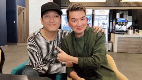 Mới đây, trên trang cá nhân, Đàm Vĩnh Hưng gây chú ý khi chia sẻ hình ảnh chụp với Trường Giang giữa lúc “Mười Khó” đang trở thành tâm điểm với scandal tình ái gây ồn ào dư luận. Theo đó, dù cùng selfie nhưng trong khi Mr Đàm khá tươi tỉnh, trưởng phòng Ơn giời cậu đây rồi lại trông có phần mệt mỏi dù cố gượng cười.