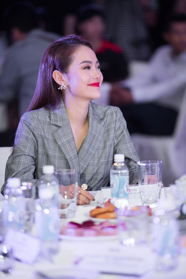 Minh Hang lai de lo cam tam giac nguoc dang so-Hinh-5