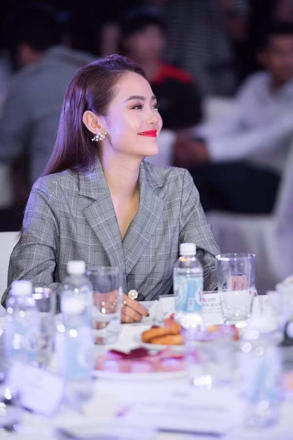 Minh Hang lai de lo cam tam giac nguoc dang so-Hinh-5