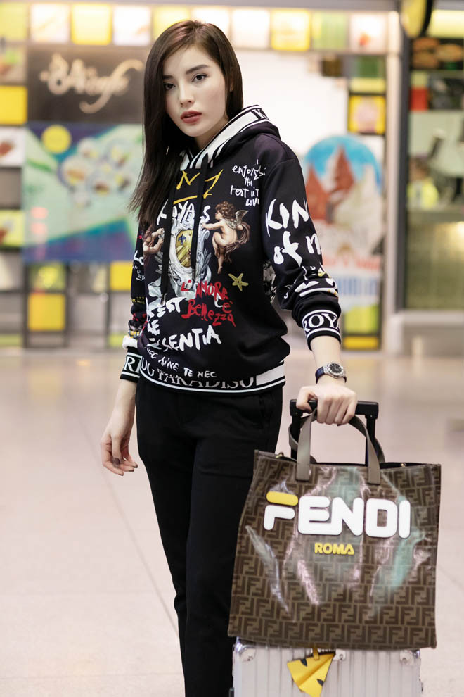 Từ xưa đến nay, Kỳ Duyên luôn biến sân bay thành sàn diễn thời trang của riêng mình. Tuy nhiên trang phục cô lựa chọn vẫn đủ giữ ấm, tiện dụng và phù hợp với địa điểm.