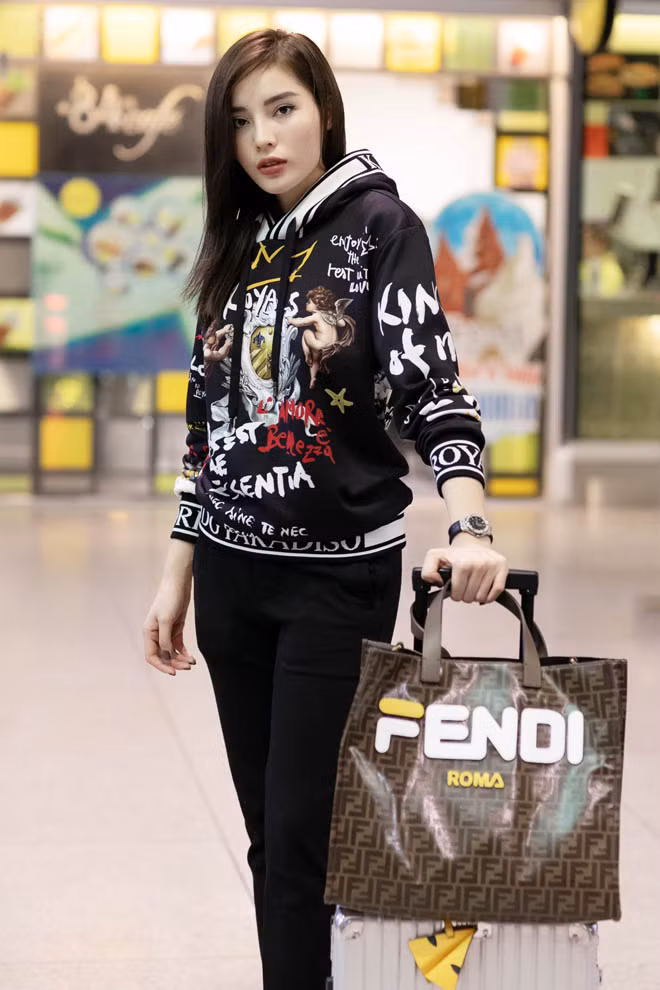 Từ xưa đến nay, Kỳ Duyên luôn biến sân bay thành sàn diễn thời trang của riêng mình. Tuy nhiên trang phục cô lựa chọn vẫn đủ giữ ấm, tiện dụng và phù hợp với địa điểm.