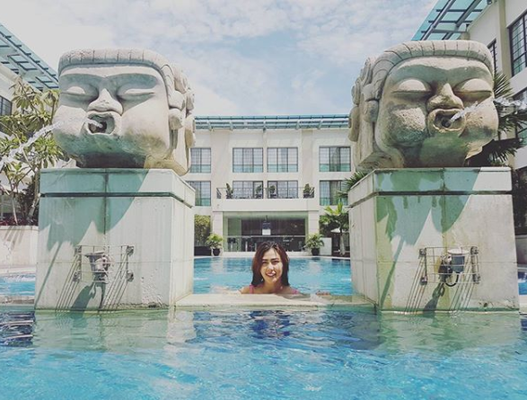 Cuộc sống giàu có của một phu nhân tỷ phú khiến cô luôn ngập tràn trong hạnh phúc, bỏ ngoài tai những lời phán xét "ham của, lấy chồng xấu xí" trước đây.