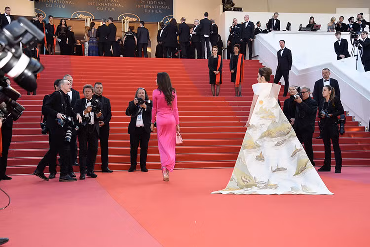 Người đẹp mong muốn hình ảnh Việt Nam sẽ được bạn bè quốc tế biết đến nhiều hơn qua bộ trang phục này.