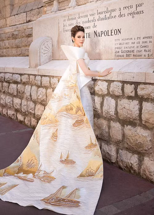 Điểm sáng và nét độc đáo nhất của bộ trang phục là chiếc áo choàng phía sau. Những người thợ lành nghề phải thêu tay liên tục bằng chỉ vàng suốt 3 tháng để tạo lên bức tranh phong cảnh Vịnh Hạ Long hùng vĩ, ấn tượng.