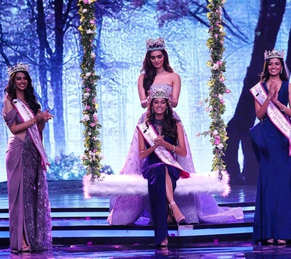 Năm ngoái, người đẹp Ấn Độ - Manushi Chhillar đã xuất sắc trở thành Hoa hậu Thế giới 2017 (Miss World). Năm nay, cuộc thi Hoa hậu Ấn Độ tiếp tục cuộc hành trình tìm ra đại diện đi thi Miss World. Trong đêm chung kết Miss India - Hoa hậu Ấn Độ 2018 diễn ra vào tối qua ngày 19/6, Anukreethy Vas đã vượt qua 29 cô gái còn lại để giành được vương miện. Cô cũng sẽ là đại diện Ấn Độ tham gia Miss World - Hoa hậu Thế giới 2018.