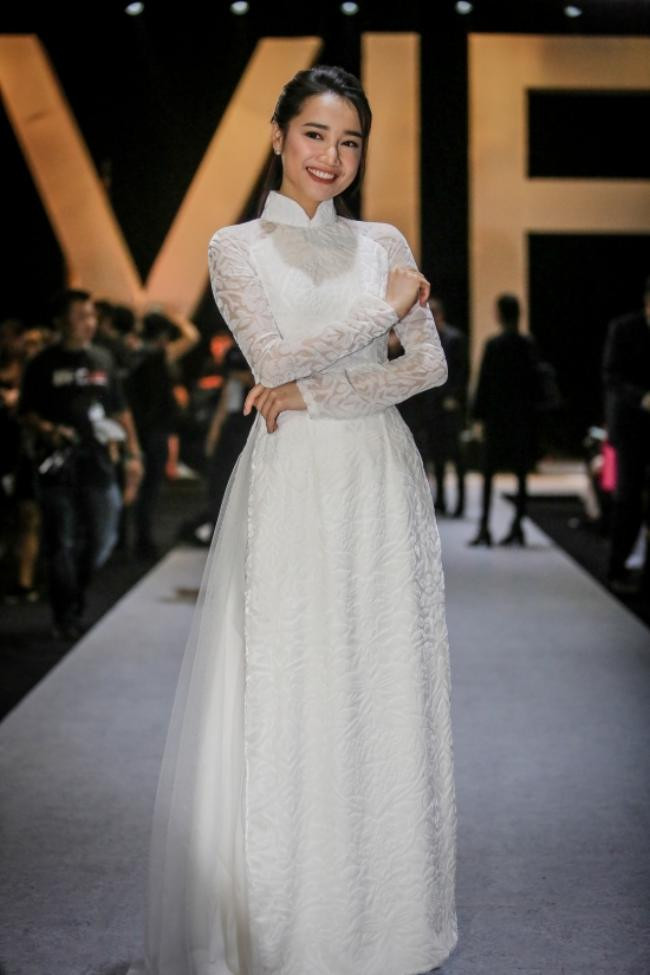 Dù ồn ào tình cảm của Trường Giang - Nam Em khiến cả showbiz "dậy sóng" nhưng Nhã Phương vẫn rạng rỡ xuất hiện như chưa từng có chuyện gì xảy ra xung quanh.