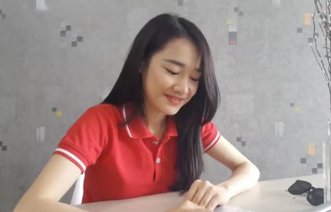 Nhã Phương tươi cười rạng rỡ trong buổi trò chuyện trực tuyến cùng khán giả.