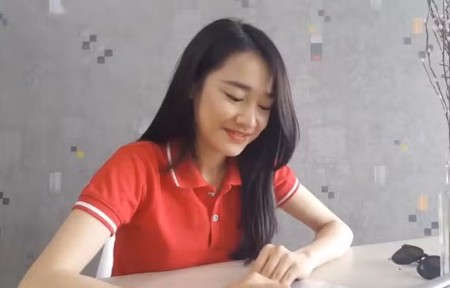 Nhã Phương tươi cười rạng rỡ trong buổi trò chuyện trực tuyến cùng khán giả.