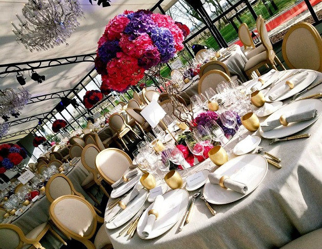 Cùng ngắm nhìn những hình ảnh trong bữa tiệc sang trọng.