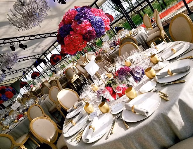 Cùng ngắm nhìn những hình ảnh trong bữa tiệc sang trọng.