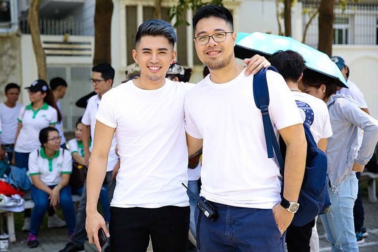 Đạo diễn Đinh Tuấn Vũ chụp ảnh cùng Will 365.
