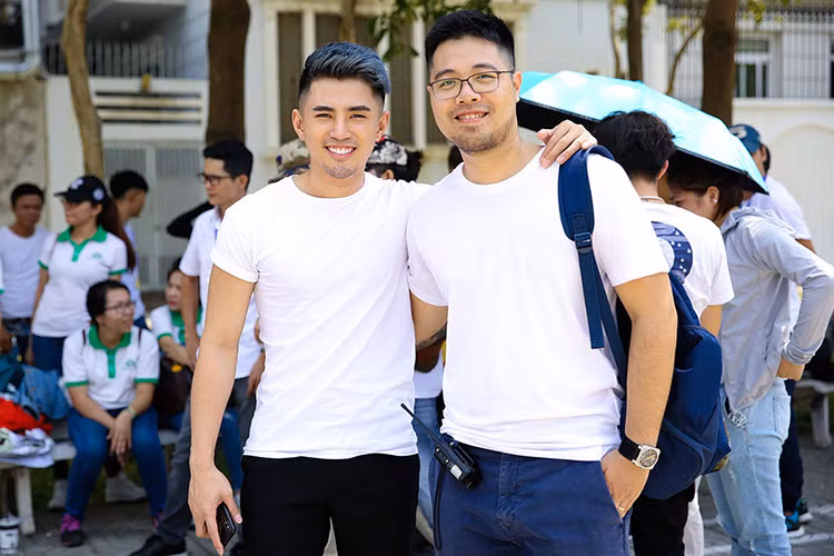 Đạo diễn Đinh Tuấn Vũ chụp ảnh cùng Will 365.