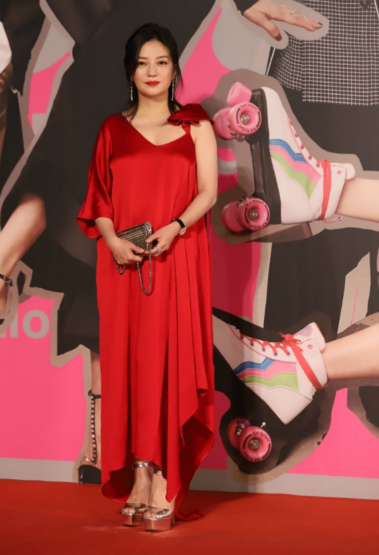 Bộ đầm khiến Triệu Vy trông béo hơn và già dặn hơn nhiều.Trông cô như vừa tăng lên thêm 5kg.