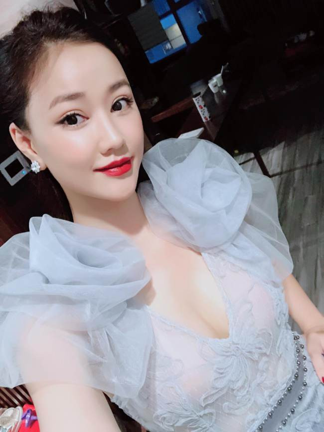 Maya không giấu được bức xúc khi bị vỗ mông ngay khi đang đi bộ trên đường.