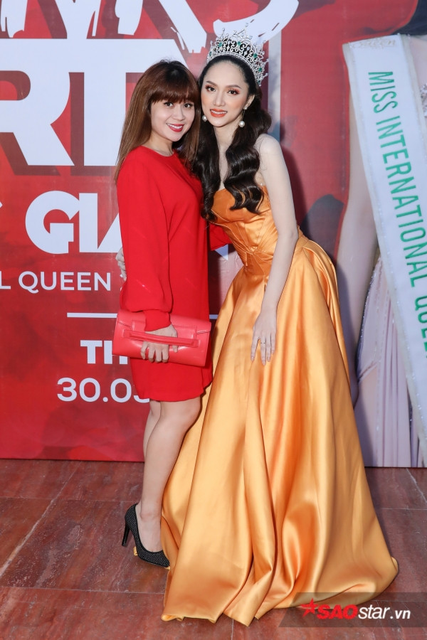 Lưu Thiên Hương đỏ rực bên cạnh Hoa hậu Hương Giang.