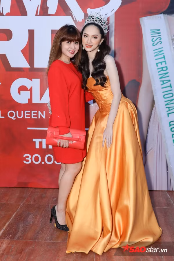 Lưu Thiên Hương đỏ rực bên cạnh Hoa hậu Hương Giang.